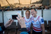 Strahlen über Bronze im Leichtgewichtsdoppelzweier: die Baarerin Patricia Merz (links) und Frédérique Rol. (Bild: Roger Grütter (Luzern, 2. Juni 2019))