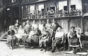 Das Gemeinschaftliche steht sehr im Zentrum – und die Erholung: Frauen vor dem Ruehüsli, eine Aufnahme aus den Frühzeiten. (Bilder: Ruehüsli-Archiv)
