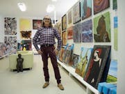 Eine grosse Vielfalt: Galerist Franz Bucher in seinem Showroom in Weite. (Bild: Armando Bianco)