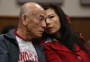 «Sriracha»-Erfinder David Tran mit der Chefin seines Unternehmens, Donna Lam. (Bild: Katie Falkenberg/Getty, Irwindale, 26. Februar 2014)