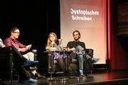 Lucas Marco Gisi, Julia von Lucadou und Heinz Helle diskutieren über dystopisches Schreiben. (Bild: Mirjam Bächtold)
