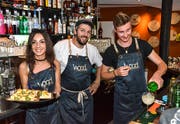 Fetzige Gastgeber: die «Wood»-Betreiber Aleksandra Babic Kampf und Igor Mitrovic mit Barkeeper Matthias. (Bild: Christoph Heer)