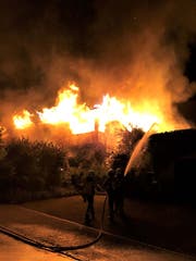 Als die Einsatzkräfte eintrafen, stand das Haus bereits in Vollbrand. (Bild: Kapo SG)