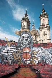 Totenkopf vor Kathedrale: Das ist das Bühnenbild der 14. St.Galler Festspiele. (Bild: Adriana Ortiz Cardozo)