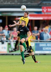 Steigt höher: Baars Marco Zahler gegen Ebikons Lukas Jost. (Bild: Stefan Kaiser, Baar, 18. Juni 2019)