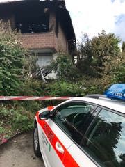 Völlig ausgebrannt: das Dachgeschoss des Einfamilienhauses an der Wildbergstrasse. Ob sich der Vollbrand von hier aus entwickelt hat, ist Gegenstand der polizeilichen Ermittlungen. (Bild: Andrea Häusler)