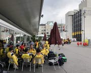 Die Cafés am Bahnhof in Aarau dürfen sich heute Morgen über viele (Neu-)Kunden freuen, wie etwa diese Turner aus der Westschweiz.