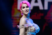 Raffaela Zollo gewinnt einen Award in der Kategorie Beauty bei der Swiss Influencer Award Preisverleihung in Zuerich am Donnerstag, 20. Juni 2019. (KEYSTONE/Walter Bieri)