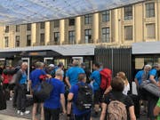 Die Turner machen sich auf den Weg zum Festgelände: Ob in diesen Bus wohl alle reinpassen?