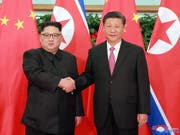 Als erster chinesischer Präsident seit 14 Jahren besucht Xi Jinping (r.) derzeit Nordkorea und ist mit dessen Machthaber Kim Jong Un (l.) zu Gesprächen zusammengekommen. (Bild: KEYSTONE/EPA KCNA)