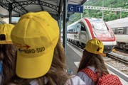 Schülerinnen warten in Bellinzona auf den Zug. (Bild: Carlo Reguzzi/Keystone)