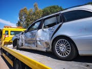 Der zerstörte Mercedes auf dem Abschleppauto: Der sardinische Fahrer wurde beim Unfall verletzt. (Screenshot: Telesardegna.net)