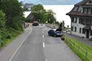 Hier hat es gekracht: Die Unfallstelle vor dem Beckenrieder Gemeindehaus. (Bild: Kantonspolizei Nidwalden, 19. Juni 2019)