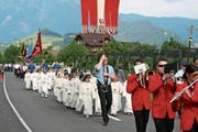 Die Fronleichnamsprozession zieht von Stans Richtung Landsgemeindering Wil. (Bild: Sepp Odermatt, 20. Juni 2019)