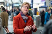 Edith Graf-Litscher erläutert dem SWR die Vorzüge des Schweizer Bahnverkehrs. (Bild: Claudio Thoma)