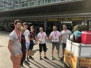 Sie hatten wohl den längsten Anreiseweg: Die selbsternannten «Chaos-Camper» kommen aus Höchst im österreichischen Vorarlberg. Am Turnfest wagen sie sich an den Barren.