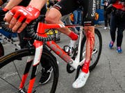 Tom Dumoulin - das linke Knie, hier nach dem Sturz im Giro, lässt einen Start an der Tour de France nicht zu (Bild: KEYSTONE/AP ANSA/ALESSANDRO DI MEO)