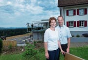 Ursi und Martin Eggimann vor dem «Rössli» und dem neuen Gartenplatz, der sich noch im Bau befindet. (Bild: Stefan Kaiser (Hünenberg, 18. Juni 2019))