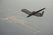 Eine «RQ-4A Global Hawk»-Drohne während eines Flugtests in den USA. (Bild: EPA/US NAVY)