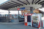 Ohne Take-away: Bahnhof Sins mit verschiedenen Automaten. (Bild: Eddy Schambron)