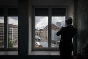 Aus dem vierten Stock blicken Gäste des Hotel Walhalla künftig direkt auf die Ankunftshalle mit digitaler und konventioneller Bahnhofsuhr. (Bild: Benjamin Manser - 21. Juni 2019)