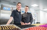 Laura und Fabia Löw in ihrer Schoggi-Küche. (Bild: Andrea Stalder)