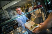 Anti-Food-Waste im «Sternen» in Frauenfeld: Geschäftsführer Stefan Mühlemann gibt eine Foodbox heraus. (Bild: Andrea Stalder)