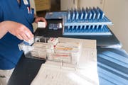 In den Spitälern, Pflegeheimen und Arztpraxen sind die Lieferengpässe von wichtigen Medikamenten zu einem täglichen Problem geworden. (Bild: Christian Beutler/Keystone)
