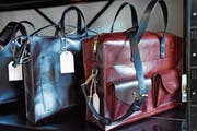 In ihrer Ledermanufaktur stellt Raphaela Götz unter anderem Handtaschen her. (Bild: PD)