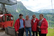 Sie haben gut lachen, der Umbau der Spiessbahn ist geglückt. Im Bild: Paul Odermatt Präsident «Freunde der Kleinseilbahnen», Bahnbetreiber und Bergbauer Josef Durrer, Seilbahningenieur Reto Canale und Ueli Schmitter, Präsident Seilbahnverband Nidwalden.
