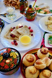 Ein üppiges russisches Frühstück. (Bild: Flurina Rothenberger)