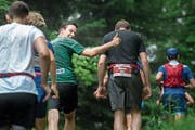 Daumen hoch trotz Rang 98: Jonas von Flüe (grünes Shirt) fühlt sich bereit für den Jungfrau-Marathon. Bild: Boris Bürgisser (22. Juni 2019)