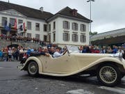 Bundespräsident Ueli Maurer fuhr in einem Oldtimer am grossen Festumzug des Eidgenössischen Turnfestes in Aarau mit. (Bild: Thomas Gerber/Keystone-SDA)