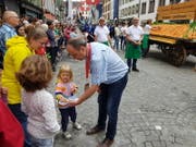 Regierungsrat Markus Dieth verteilt Rüeblichueche. (Bild: Nadja Rohner)