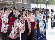 Japanische Universitätsabsolventinnen feiern ihren Abschluss in traditioneller Kleidung. Bild: The Yomiuri Shimbun (Fukuoka, 20. März 2019)
