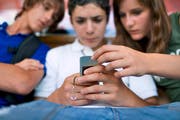 Mittels Apps, die den Standort von Freunden anzeigen, erkennen Jugendliche schnell, ob sie von Aktivitäten ausgegrenzt werden. (Bild: Symbolbild: Martin Ruetschi/Keystone)