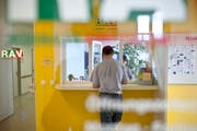 Die Zahlen der Schweizer Arbeitsvermittlungszentren RAV vermitteln nur die halbe Wahrheit. (Bild: KEYSTONE/Gaëtan Bally)