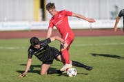 Der Stanser Jan Lippold (rechts) wird vom Surseer Janosch Kramis gebremst. Bild: Roger Grütter (Sursee, 1. Juni 2019)