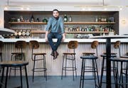 Mitinhaber Alfie Godenzi in der separaten Bar. Hier soll auch Livemusik geboten werden. (Bild: Stefan Kaiser, Zug, 19. Juni 2019)