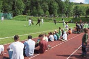 Rund 1000 Zuschauer verfolgten das Spiel auf dem Sportplatz Buchen in Speicher. (Bild: CAL)