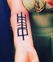 Das Tattoo mit dem Bildgedicht «Vokale» ihres Vaters Eugeon Gomringer.