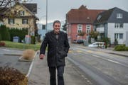 Herbert Schmid, Gemeindepräsident von Hohenrain, unterwegs im Dorfkern. (Bild: Nadia Schärli, 9. November 2016)