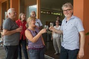 Pröschtli zäme! Die neuen L20-Gemeinderatsmitglieder Claudia Röösli (Mitte) und Jörg Stalder. (Bild: Boris Bürgisser, Horw 23. Juni 2019)