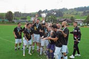 Emmenbrückes Spieler geniessen die Meisterfeier. Bild: Michael Wyss (Küssnacht, 22. Juni 2019)