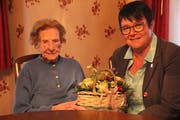 Die Erstfelder Gemeindepräsidentin Pia Tresch gratuliert der ältesten Urnerin, Martha Furrer-Omlin. (Bild: Paul Gwerder, Erstfeld, 23. Juni 2019)