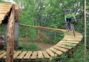 Der Parkbauer und ehemalige Mountainbiker Janes Grasic testet die Bike-Arena vor der Eröffnung. (Bild: Oliver Mattmann, Emmetten, 28. Mai 2009)