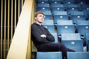 Bradley Fink auf der Tribüne der Swisspor-Arena. Er wird das beschauliche Luzern mit der Ruhrpott- und Bundesliga-Stadt Dortmund tauschen. (Bild: Jakob Ineichen (Luzern, 11. Juni 2019))
