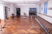 Die Vernissage im Rathaus für Kultur war gut besucht. Der Ausstellungsraum soll zukünftig zur Hälfte zum Atelier werden. (Bild: Sascha Erni)