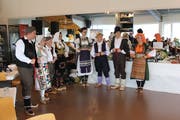 Der serbische Tanzverein präsentierte am Tag der offenen Tür einen Teil ihrer über 100-jährigen Trachten. (Bilder: Tanzverein Vuk Stefanovic Karadzic)