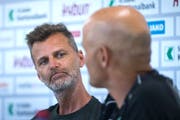 Sportchef Alain Sutter und Trainer Peter Zeidler tauschen Blicke. (Bild: Michel Canonica)